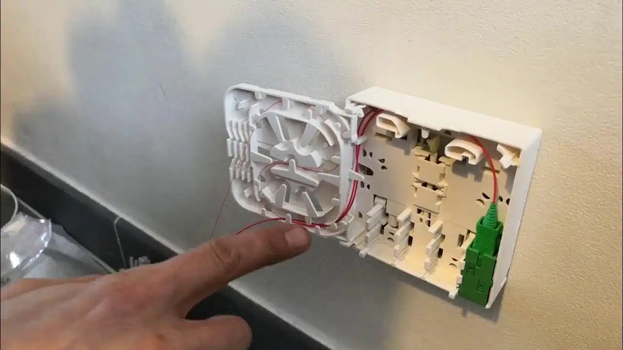 Boîtier d'arrivée fibre dans un logement // Crédit photo : Dominique Hémery via YouTube